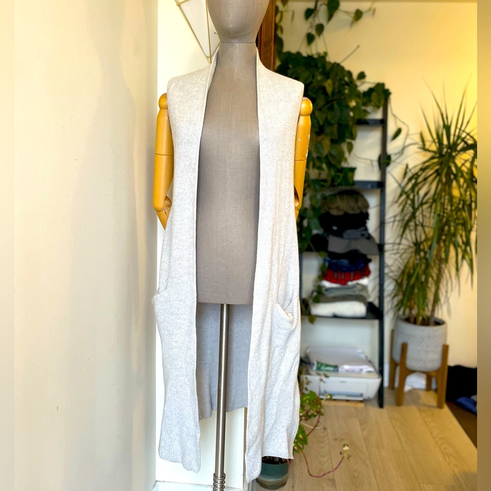 Brand: Wilfred
Size: Small
Color: Grey
Imperfections: none
Condition: Very Good